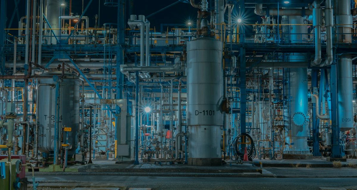 Planta industrial con tuberías y equipos de proceso