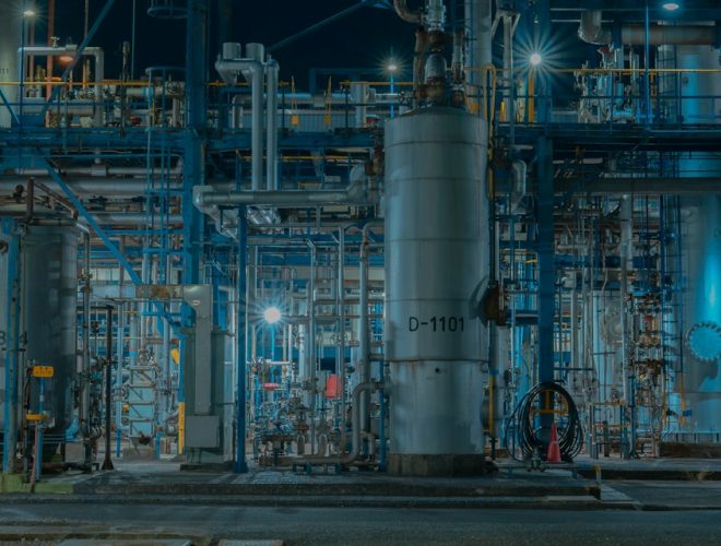 Planta industrial con tuberías y equipos de proceso