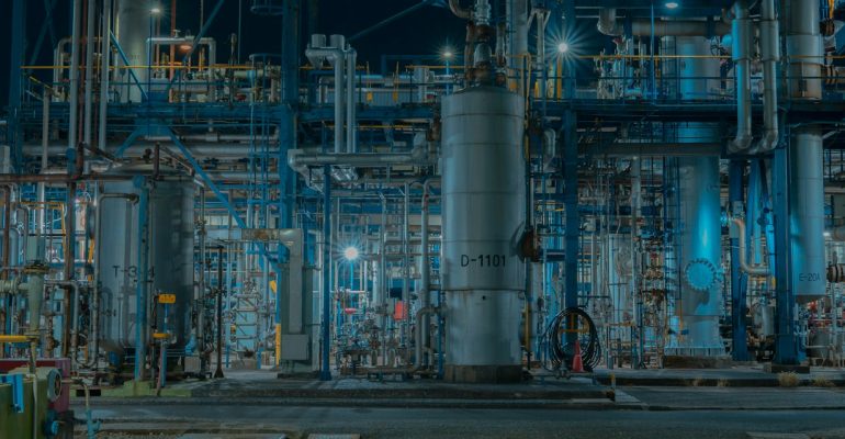 Planta industrial con tuberías y equipos de proceso
