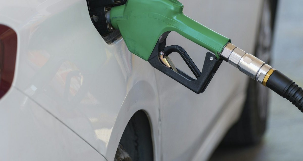 Surtidor de combustible verde cargando un vehículo