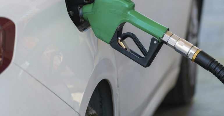Surtidor de combustible verde cargando un vehículo