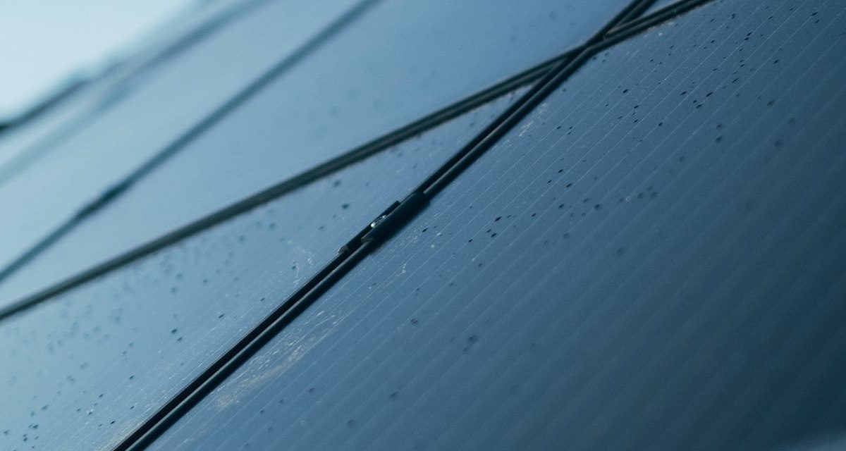 Paneles solares sobre el techo de un edificio industrial