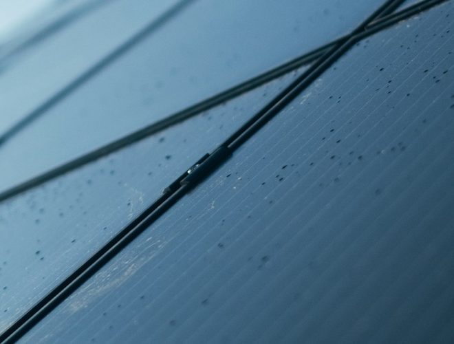 Paneles solares sobre el techo de un edificio industrial