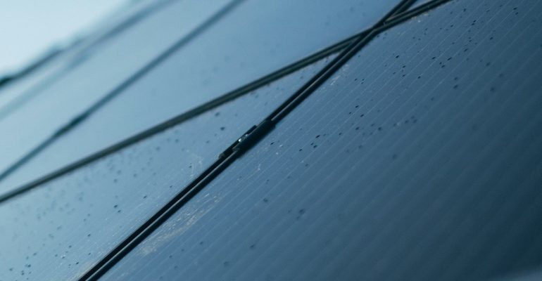 Paneles solares sobre el techo de un edificio industrial